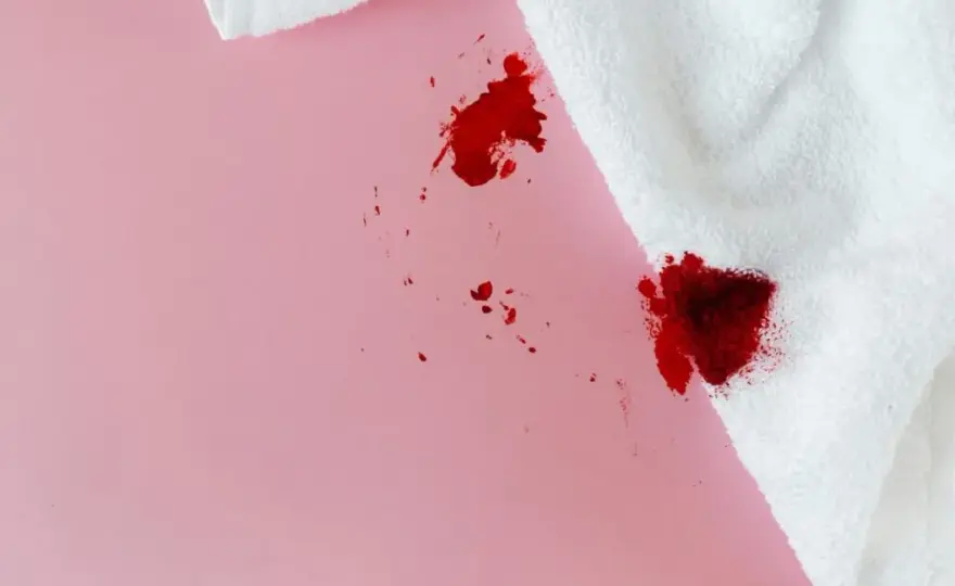 Jak sprać krew z bluzy? Skuteczne metody na świeże i zaschnięte plamy