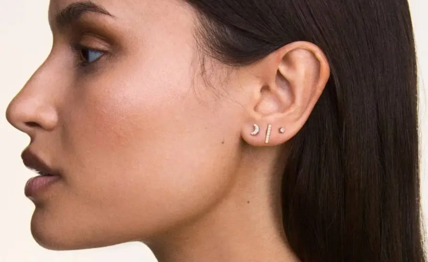 Piercing ucha - nazwy, gojenie, biżuteria. Stwórz idealny ear stack!