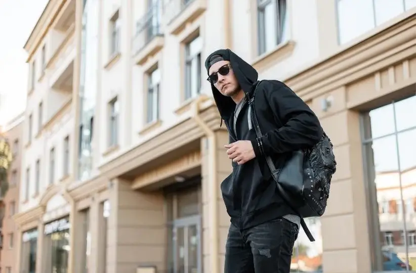Bluza z kapturem: Jak nosić ją modnie na każdą okazję?
