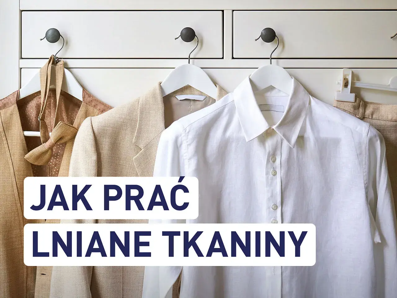 Jak prać len? Eleganckie lniane ubrania wiszą na wieszakach, gotowe do pielęgnacji.