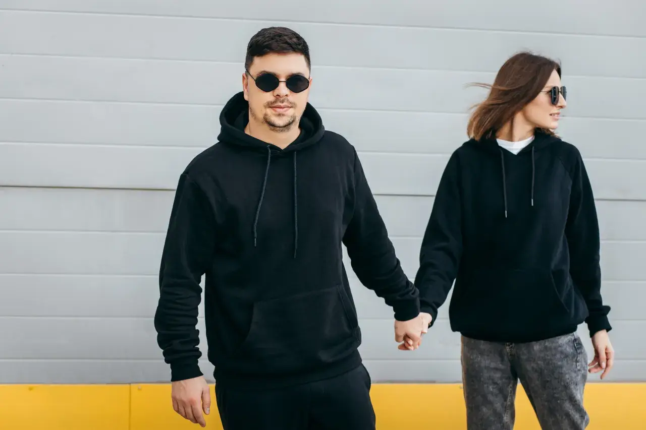 Dlaczego dziewczyny kochają męskie bluzy? Sekrety komfortu i stylu.