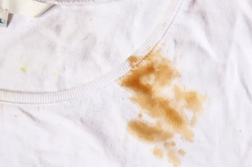 Jak usunąć tłuste plamy z kurtki ortalionowej? Sprawdzone tricki