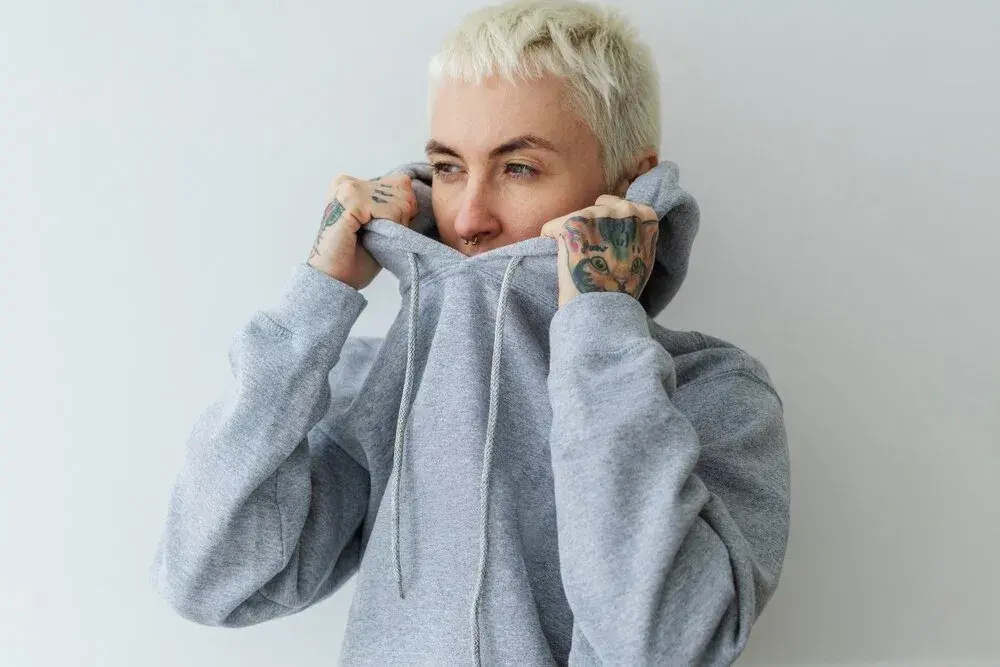 Bluza loose fit: Co to znaczy? Jak nosić ten modny krój?