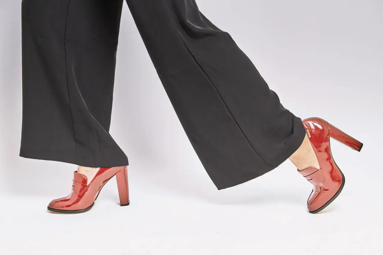 Buty zimowe do szerokich spodni: Jak wyglądać stylowo i proporcjonalnie?