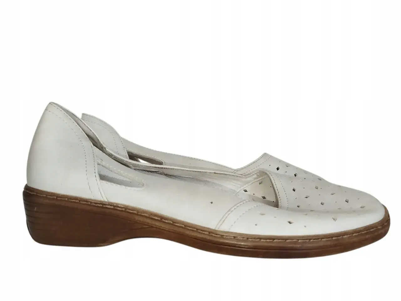 Białe, ażurowe buty na niskim obcasie. Czy to Easy Street buty? Co to za firma?