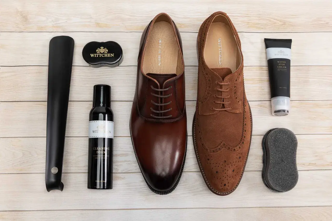 Zestaw do pielęgnacji obuwia: eleganckie buty, pianka czyszcząca, krem wodoodporny i akcesoria. Dowiedz się, jak pastować buty, by wyglądały jak nowe.