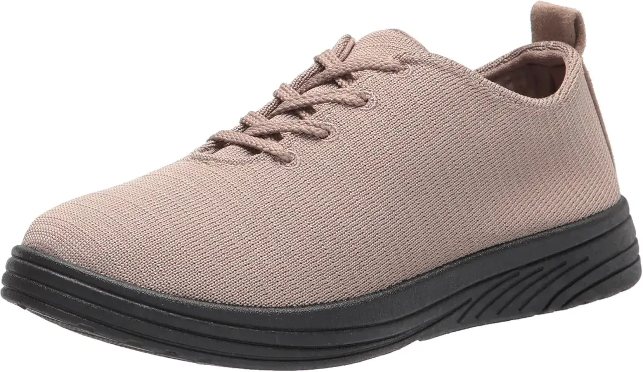 Beżowe buty Easy Street, co to za firma? Wygodne, dzianinowe sneakersy na czarnej, grubej podeszwie.