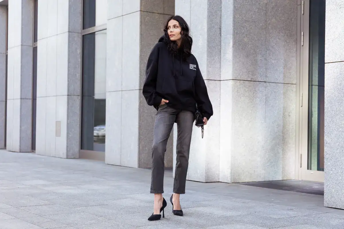 Zdjęcie Bluza loose fit: Co to znaczy? Jak nosić ten modny krój?