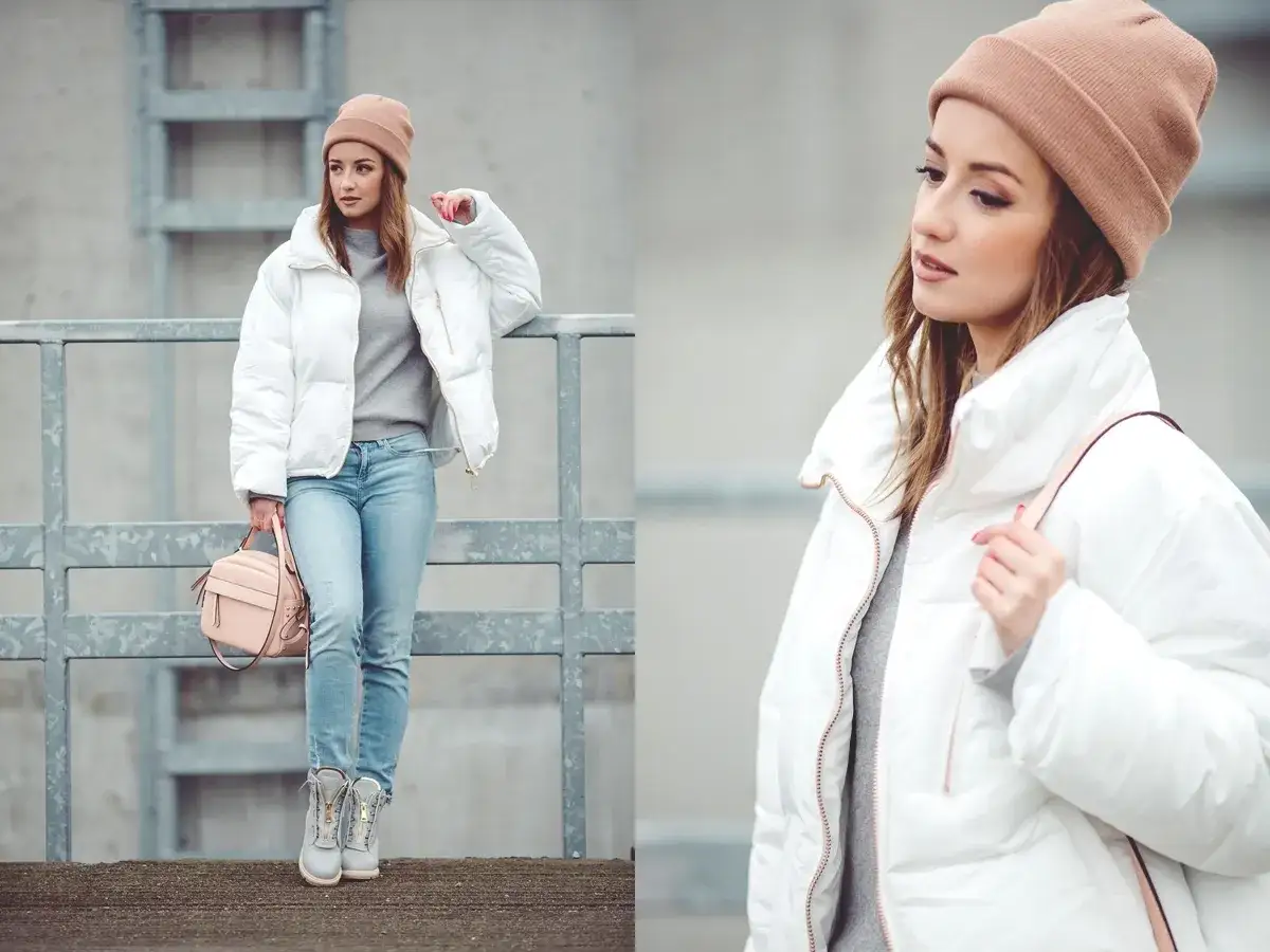 Czy białe kurtki są modne? Tak, ta puchowa biała kurtka w połączeniu z jeansami i beżową czapką tworzy stylowy look.