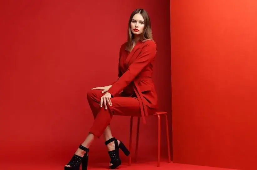 Zdjęcie Czerwony kombinezon: Jakie buty? Porady stylistki na wesele i co dzień