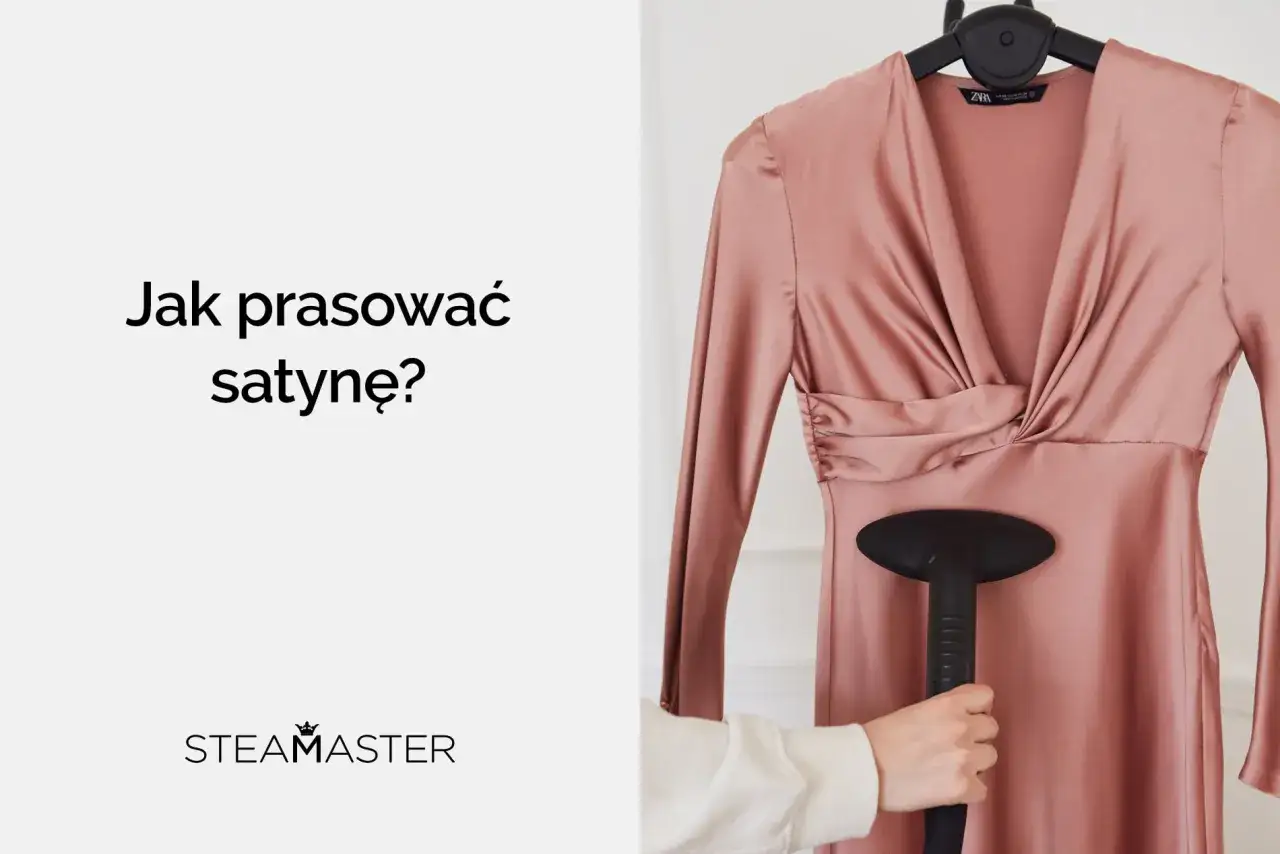 Różowa satynowa sukienka wisi na wieszaku, a ręka z parownicą zbliża się do materiału. Czy satyna się gniecie? Dowiedz się, jak prasować satynę.
