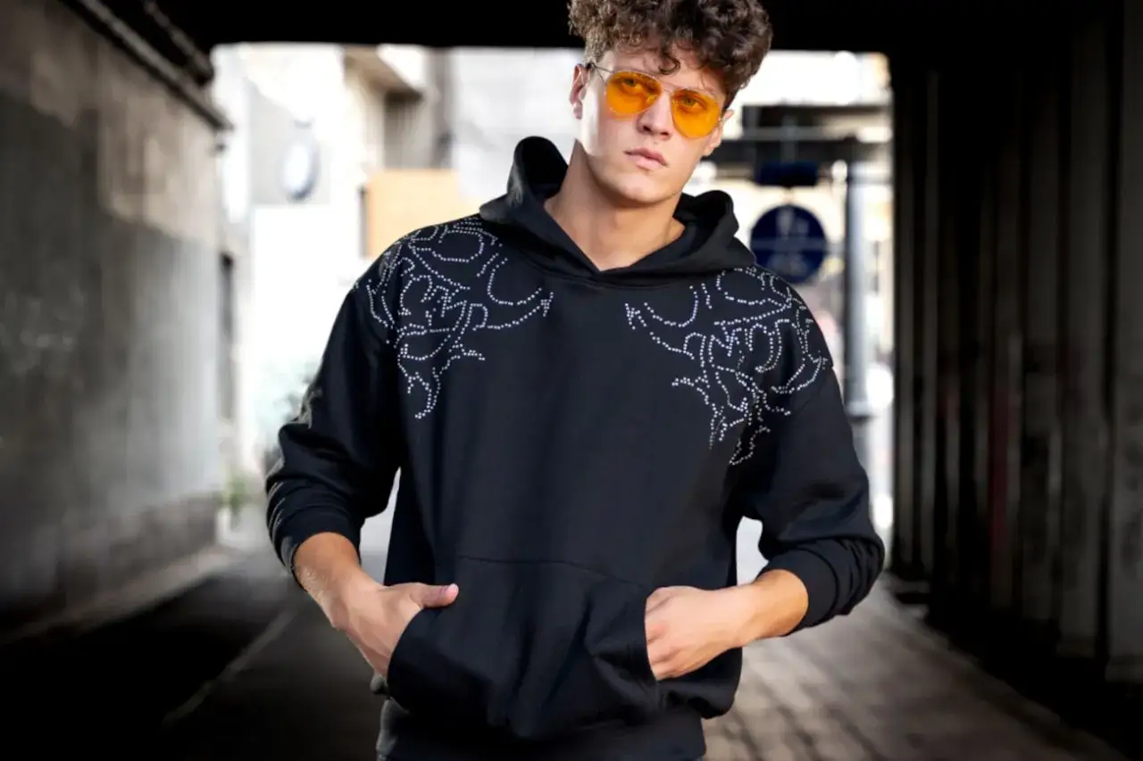 Zdjęcie Jak nosić bluzy stylowo? Porady stylistki na każdą okazję